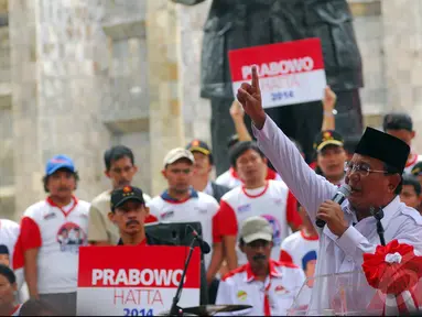 Prabowo menyampaikan orasinya saat menghadiri deklarasi dukungan dari Aliansi Rakyat Bersatu (ARB) dan Merah Putih Sejati (MPS) di Tugu Proklamasi Jakarta, Selasa (10/6/2014) (Liputan6.com/Miftahul Hayat)