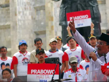 Prabowo menyampaikan orasinya saat menghadiri deklarasi dukungan dari Aliansi Rakyat Bersatu (ARB) dan Merah Putih Sejati (MPS) di Tugu Proklamasi Jakarta, Selasa (10/6/2014) (Liputan6.com/Miftahul Hayat)