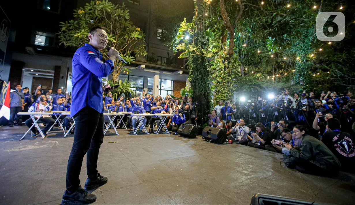 Ketua Umum Partai Demokrat Agus Harimurti Yudhoyono menghibur kader partai dan awak media usai menyampaikan pidato politiknya di kantor DPP Demokrat, Jakarta, Jumat (14/7/2023). (Liputan6.com/Faizal Fanani)
