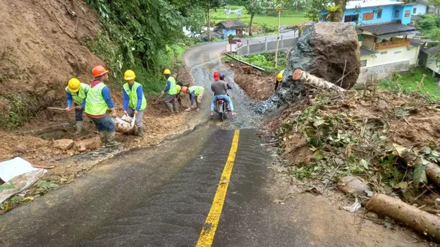Longsor di ruas Soreang–Rancabali–Cidaun, tepatnya di Jalan Ciwidey–Cidaun Km 239+000, Jawa Barat. (Dok Kementerian PUPR)