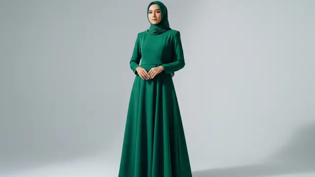 Gamis A-Line Emerald dengan Shoulder Pads Inspirasi ’80s