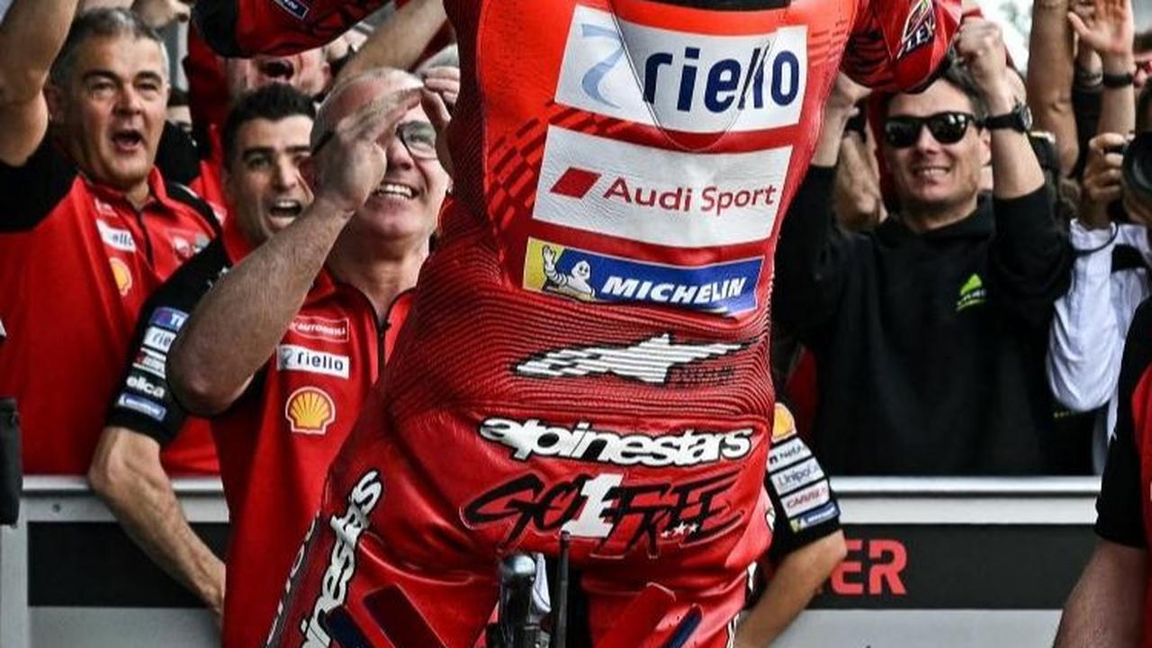 Dia kemudian menyalip Marquez hingga memimpin balapan tersebut. Sejak itu duel antara Pecco dan Marquez berlangsung sengit. Foto: JAVIER SORIANO / AFP<br>