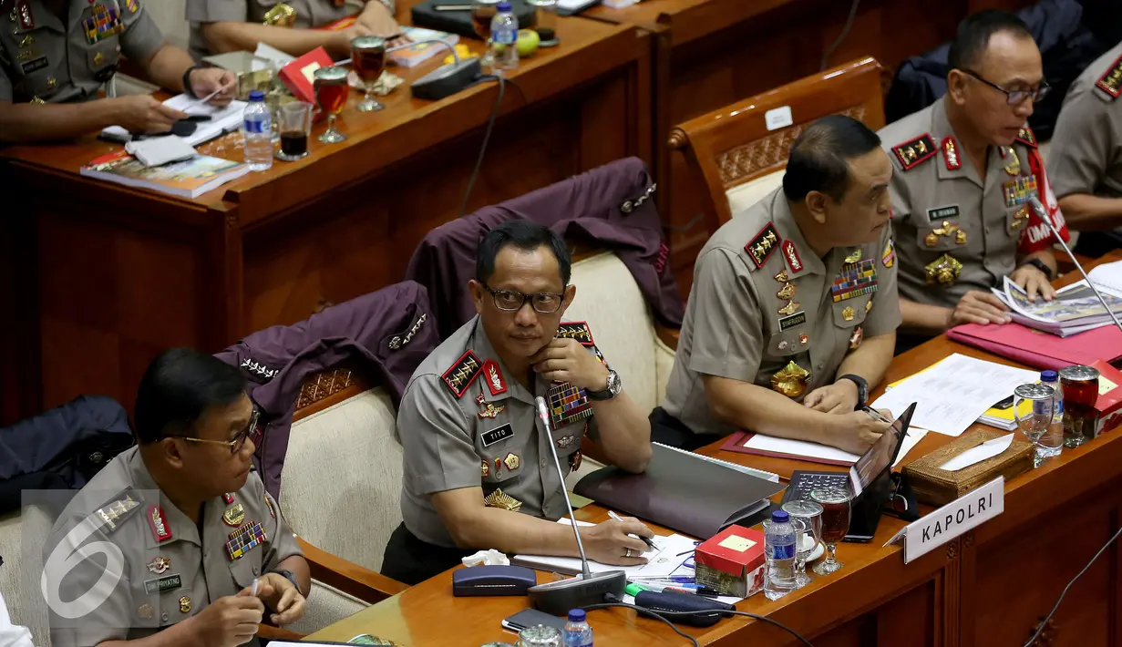 Kapolri Jenderal Tito Karnavian bersama Wakapolri Komjen Pol Syafruddin mengikuti rapat dengan Komisi III di Gedung Parlemen Senayan, Jakarta, Senin (5/12). Selain itu, rapat juga membahas evaluasi Pasca Demo 411 dan 212 kemarin. (Liputan6.com/JohanTallo)