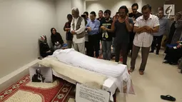 Sejumlah kerabat dan keluarga menyalatkan almarhum Yockie Suryo Prayogo di Ruang Jenazah, Rumah Sakit Pondok Indah, Bintaro, Tangsel (5/2). (Liputan6.com/Fery Pradolo)