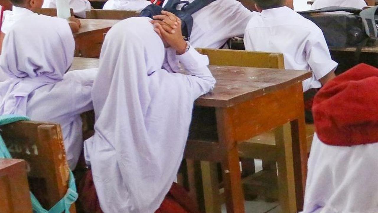 Setelah upacara, para siswa masuk ke ruang kelas untuk diberikan bimbingan perkenalan lingkungan sekolah, seperti perpustakaan, ruang kelas, laboratorium, dan lapangan olahraga. Foto: merdeka.com / Arie Basuki<br>