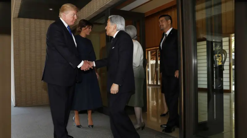 Donald Trump Tak Membungkuk Saat Bertemu Kaisar Jepang