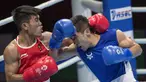 Aksi petinju asal Indonesia Sunan Agung Amoragam saat melawan Mirazizbek Mirzakhalilov asal Uzbekistan di babak semifinal kelas bantam (56 kg) Asian Games 2018 di JIExpo Kemayoran Jakarta pada Jumat (31/8/2018). (Bola.com/Peksi Cahyo)
