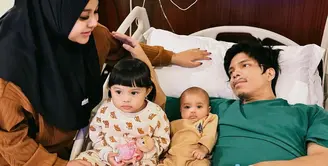 Usai menjalani operasi Atta Halilintar dijenguk kedua putrinya, Ameena dan Azura. [Foto: Instagram/atta.halilintar]