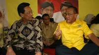 Ketum Partai Golkar Aburizal Bakrie berbincang dengan Gubernur DIY Sri Sultan HB X (kiri) saat safari Ramadhan Partai Golkar bersama anak yatim di Yogyakarta, Senin (22/8).(Antara)