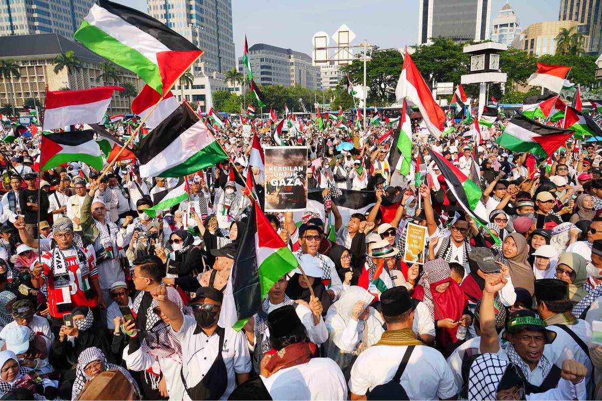 FOTO: Indonesia Melawan Genosida: Ribuan Pengunjuk Rasa Serukan Keadilan untuk Palestina