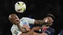Penyerang Le Havre, Andre Ayew berebut bola dengan gelandang Paris Saint Germain (PSG) Ethan Mbappe pada pekan ke-31 Ligue 1 2023/2024 di Parc des Princes, Minggu (28/4/2024) dini hari WIB. (AP Photo/Thibault Camus)