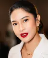 Dian Sastrowardoyo selalu tampil stunning di setiap penampilannya. Penampilan terbarunya di Premier Film Esok Tanpa Ibu, Dian tampil memesona dengan lipstik merahnya. [@therealdisastr]