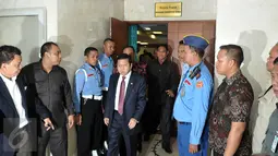 Ketua DPR, Setya Novanto keluar dari ruang sidang etik MKD, Jakarta, Senin (7/12/2015). Persidangan tersebut berjalan secara tertutup. (Liputan6.com/Johan Tallo