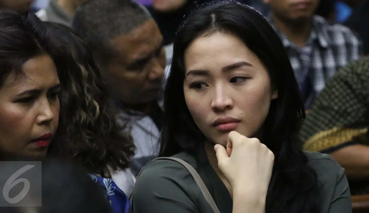 Kembaran Mirna, Made Sandy Salihin mengaku masih terpukul atas kepergian Mirna PN Jakarta Pusat, Rabu (14/9).  Sandy juga terus memantau proses persidangan kasus Mirna dengan terdakwa Jessica Kumala Wongso. (Liputan6.com/Helmi Afandi)