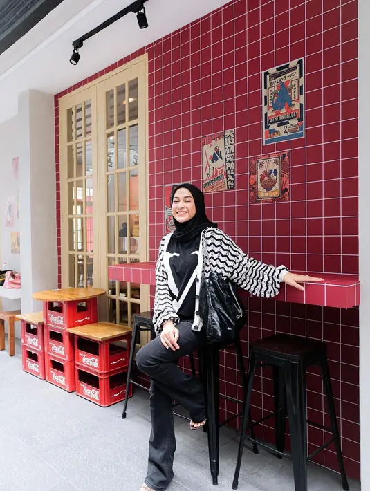 <p>Kalau outfit ala Nina Zatulini ini cocok untuk yang menyukai gaya boyish. Cardigan dengan motif lucu khas perempuan Korea dapat kamu padukan dengan busana serba hitam. Lengkapi dengan flat shoes atau platform shoes untuk pilihan sepatumu. [Instagram/ninazatulini22]</p>