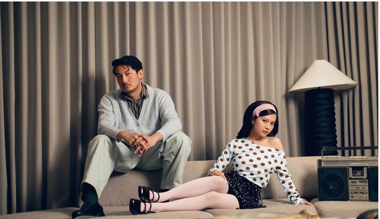 Agar makin stylish, Hanggini mengenakan stocking warna merah muda dan sepatu pantofel warna hitam. Banyak yang penasaran dengan lokasi pemotretannya, Hanggini bagikan penampakan lokasi pemotretannya dengan Luthfi Aulia di laman Instagram pribadinya. Bahkan bintang film Pesan di Balik Awan ini punya spot favorite ketika menjalani pemotretannya. (Liputan6.com/IG/@hanggini)