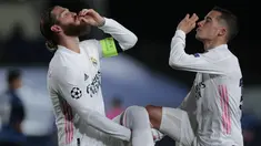 Bek Real Madrid, Sergio Ramos (kiri) merayakan gol yang dicetaknya ke gawang Atalanta pada leg kedua babak 16 besar Liga Champions di Estadio Alfredo di Stefano, Rabu (17/3/2021) dini hari WIB. Real Madrid mengalahkan Atalanta 3-1 dan lolos ke perempat final dengan agregat 4-1. (AP/Bernat Armangue)