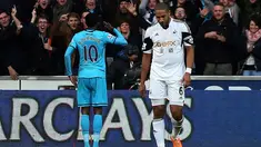 2 Gol Adebayor membuktikan kemampuannya sebagai salah satu penyerang terbaik yang dimiliki Tottenham.(AFP/Geoff Caddick)
