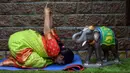 Instruktur dan juara yoga Kuchipudi Lakshmi  melakukan gerakan yoga menjelang Hari Yoga Internasional di lembaganya di Hyderabad, India pada 17 Juni 2020. Hari Yoga Internasional atau International Day of Yoga diperingati setiap tahun pada 21 Juni. (Photo by NOAH SEELAM / AFP)