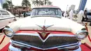 Sebuah mobil Hudson 1956 ditampilkan dalam pameran mobil klasik di Marina Crescent, Kuwait City, Kuwait, 29 Oktober 2021. (YASSER AL-ZAYYAT/AFP)