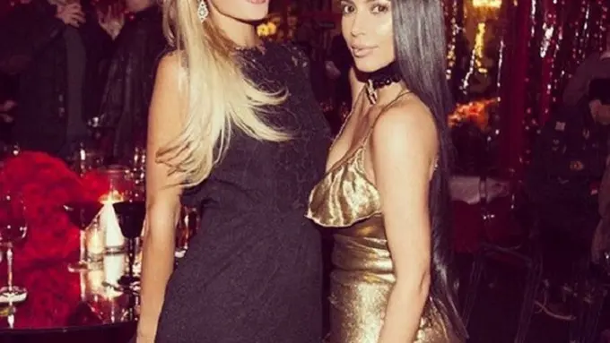 Paris Hilton dan Kim Kardashian bertemu di malam Natal. (Instagram/parishilton)