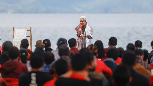 Calon presiden Ganjar Pranowo dalam pertemuan dengan tokoh masyarakat di Pelabuhan Muara di Hutana Godang, Muara, Kab. Tapanuli Utara, Sumatera Utara, Minggu (12/11/2023) (Istimewa)