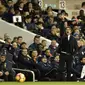 Manajer Chelsea, Antonio Conte, terus berteriak memberikan instruksi kepada anak asuhnya saat melawan Tottenham di Stadion White Hart Lane, Inggris, Rabu (4/1/2017). (AFP/Adrian Dennis)