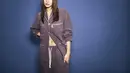 MOMO Twice tampil dalam balutan denim Jepang bergaya vintage (Onitsuka Tiger)