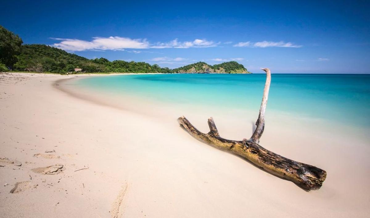 Pijakkan Kaki di Hamparan Pasir Putih Pantai Laipori