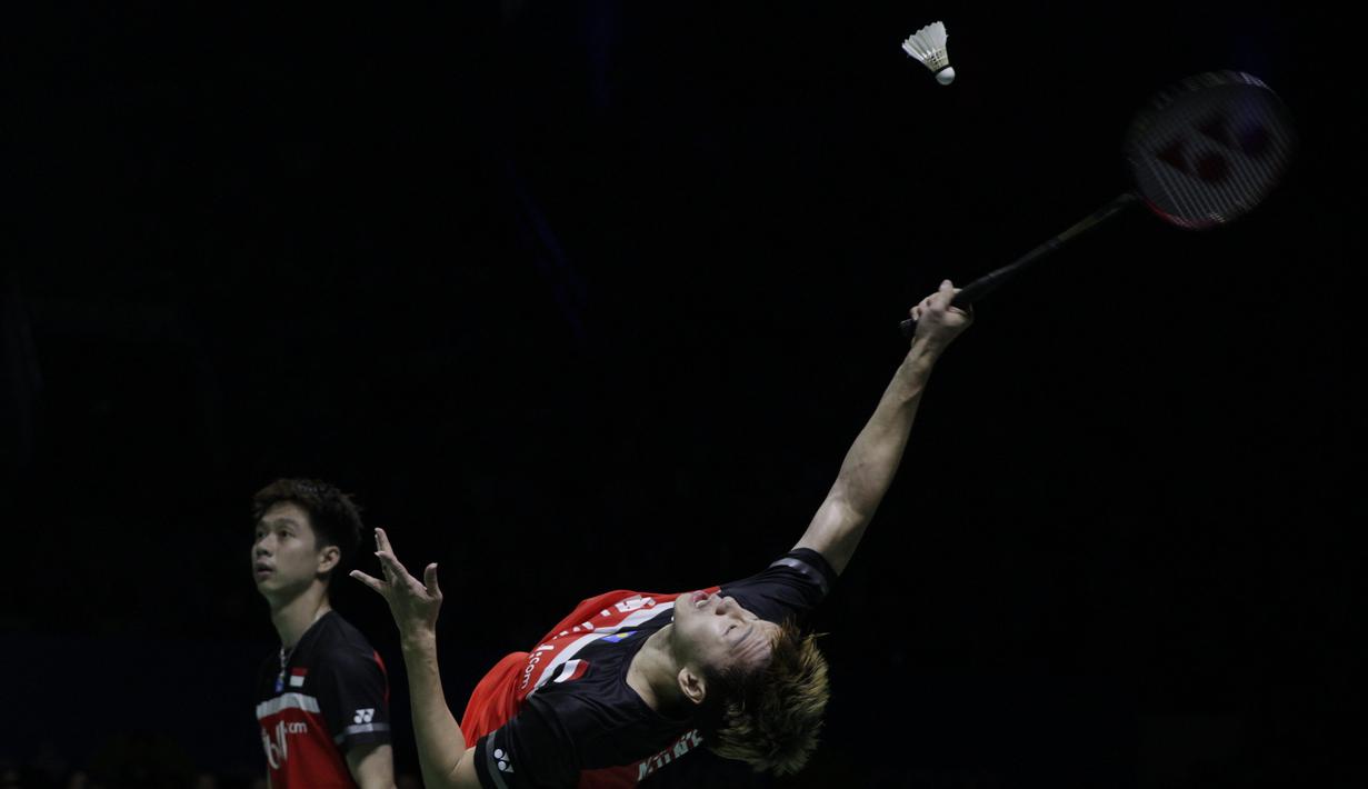 Ganda putra Indonesia, Marcus Gideon / Kevin Sanjaya, saat melawan Mohammad Ahsan / Hendra Setiawan pada Indonesia Open 2019 di Istora Senayan, Minggu (21/7). Marcus / Kevin menang 21-19 dan 21-16. (Bola.com/Vitalis Yogi Trisna)