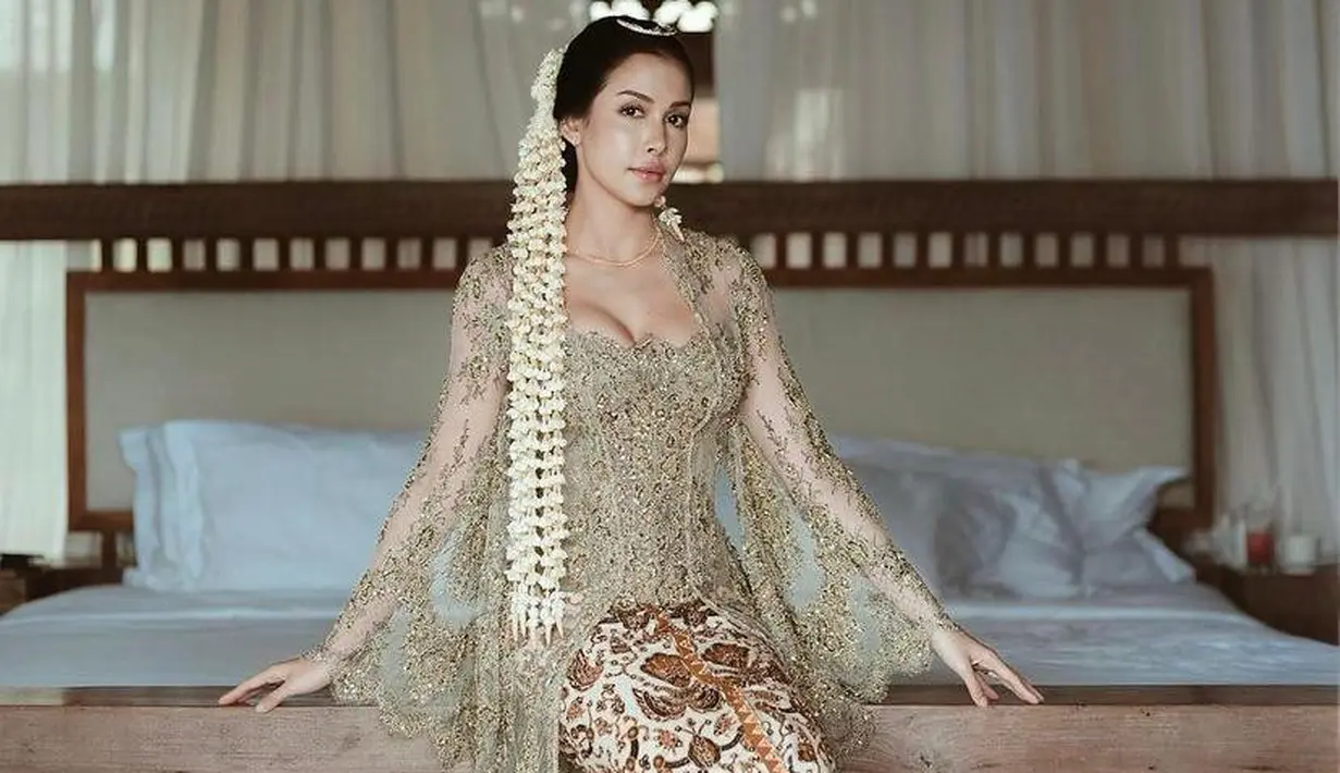 Kebaya tersebut dipadukan dipadukan dengan kain batik tulis Sidomukti. (Instagram/estelleelinden/prabawasurya).