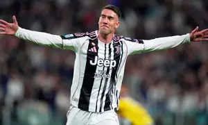 Dusan Vlahovic dari Juventus merayakan gol yang mengubah skor jadi 2-0 dalam pertandingan Serie A antara Juventus dan Udinese di Allianz Stadium, Minggu, 18 Mei 2025. (Spada/LaPresse via AP)