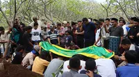Proses pemakaman salah satu korban tragedi kerusuhan suporter di kanjuruan malang asal Probolinggo (Istimewa)