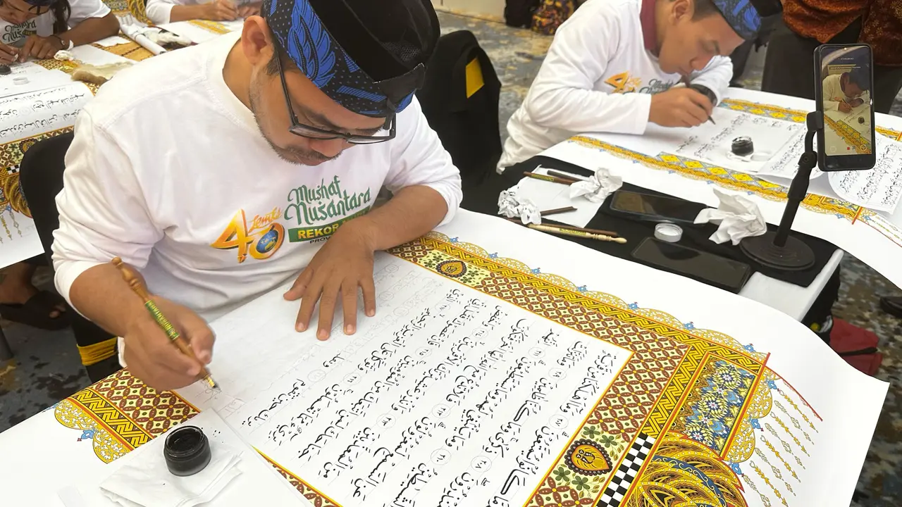 Mushaf Nusantara yang ditulis oleh 365 kaligrafer secara serentak di 30 provinsi mencatat 2 rekor MURI. (Foto: Liputan6.com/Kemenag)