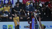 Rendy Febriant Tamamilang dari Jakarta Bhayangkara Presisi&nbsp;mencoba melepaskan spike yang akan diblok pemain Surabaya BIN Samator pada seri ketiga putaran dua PLN Mobile Proliga 2023 di GOR Sritex Arena, Solo, Sabtu, 11 Maret 2023. (foto: Proliga)