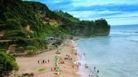 Pesona yang menarik dari Pantai Pok Tunggal sendiri adalah barisan tebing karang yang berdiri tegak bagai benteng yang melindungi pantai.