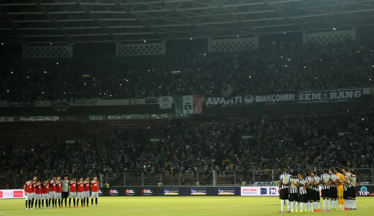 Sebelum laga dimulai, kedua kesebelasan (Juventus dan ISL All Stars) mengheningkan cipta untuk para korban serangan militer Israel di Gaza, (6/8/2014). (Liputan6.com/Helmi Fithriansyah)