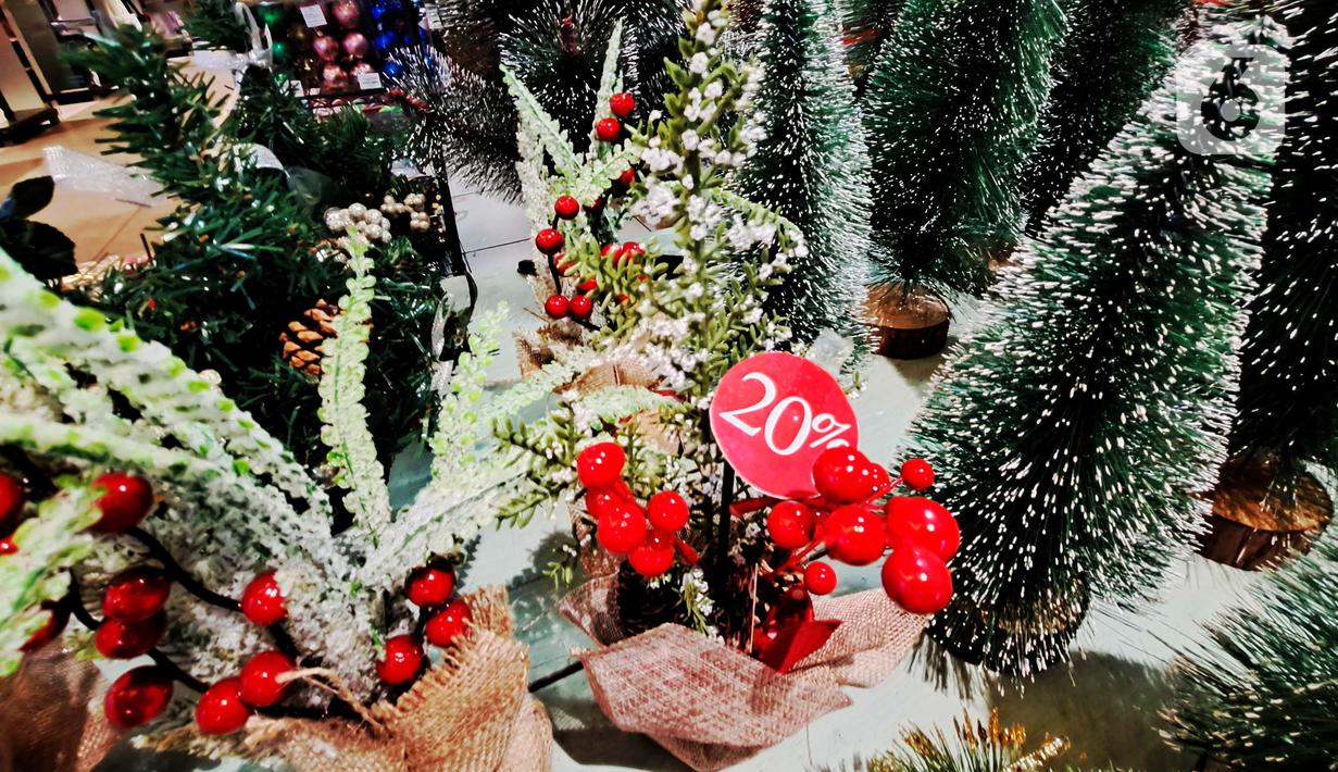 Pernak-pernik Natal dijual di salah satu toko di Pasar Baru, Jakarta, Selasa (13/12/2022). Dua pekan jelang perayaan Natal, penjualan pernak-pernik mulai terlihat di sejumlah toko di Jakarta, diskon bahkan diberikan untuk menarik perhatian pembeli seperti yang dilakukan toko di kawasan Pasar Baru ini. (Liputan6.com/Johan Tallo)