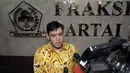 Dave Laksono anggota Partai Golkar dari kubu Munas Ancol memberikan keterangan kepada awak media terkait kisruh perebutan ruang fraksi di kantor fraksi P.Golkar, Komplek Parlemen, Senayan, Jakarta, Jum'at (27/3/2015). (Liputan6.com/Andrian M Tunay)
