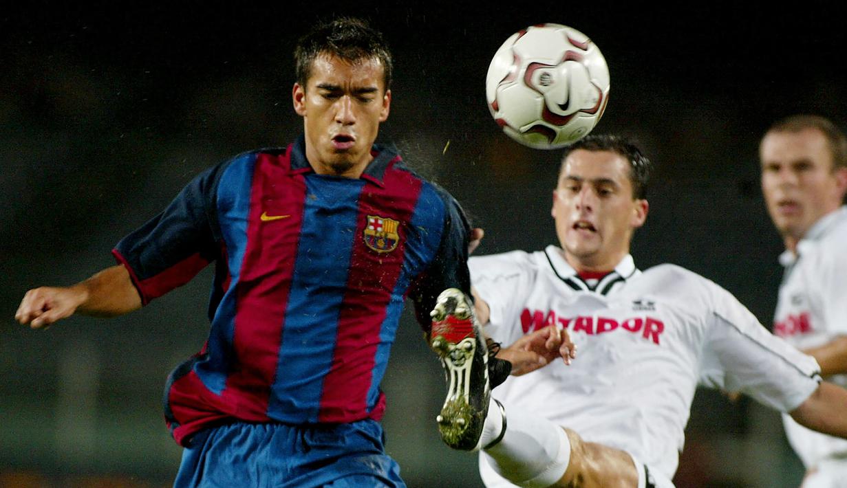 Giovanni van Bronckhorst. Bek kiri Belanda ini didatangkan Barcelona dari Arsenal pada awal musim 2003/2004 sebagai pemain pinjaman. Musim berikutnya ia dipermanenkan hingga 2006/2007. Total 4 musim, 2 trofi LaLiga, 1 Liga Champions dan 1 trofi Super Spanyol sukses diraihnya. (AFP/Cesar Rangel)