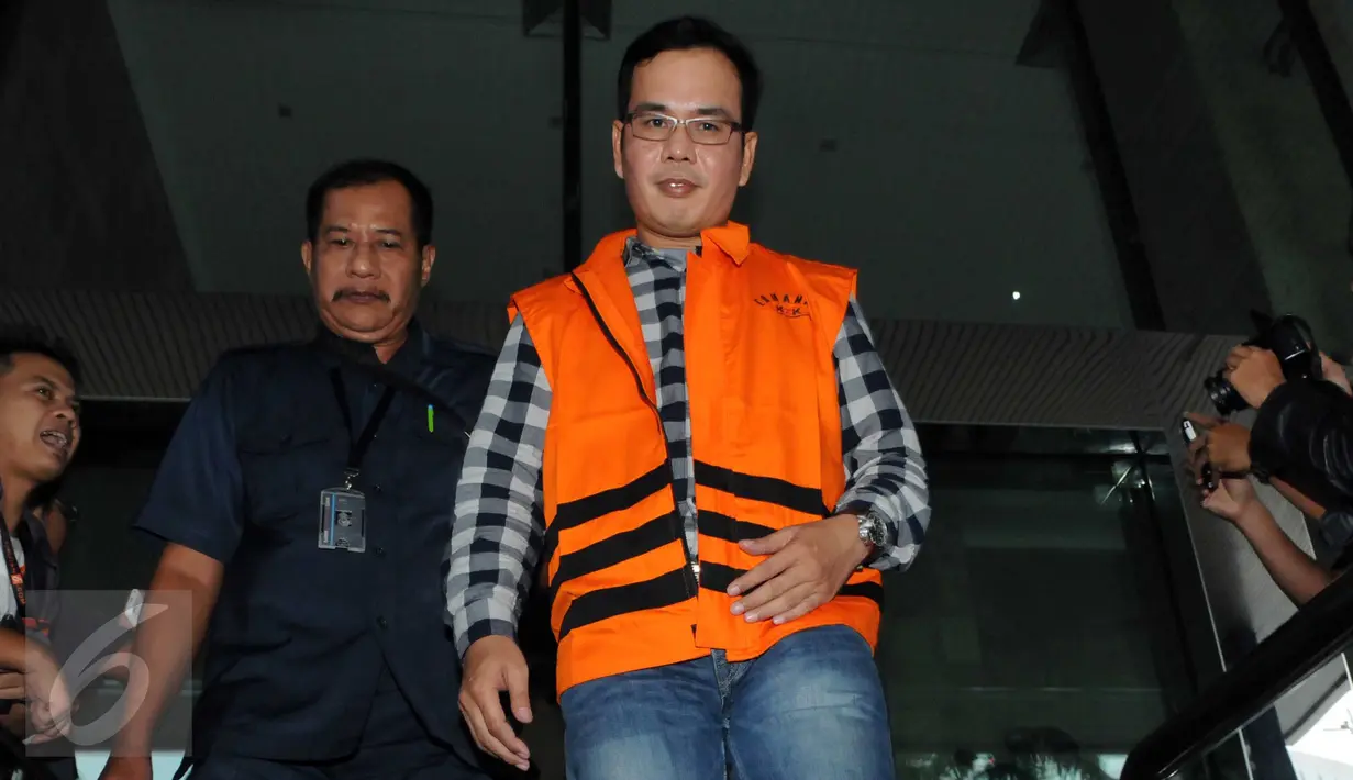 Pimpinan DPRD Muba, Aidil Fitri usai menjalani pemeriksaan KPK, Jakarta, Selasa (15/12/2015). Aidil diperiksa terkait kasus dugaan suap LKPJ 2014 Bupati Muba, Pahri Azhari dan pengesahan APBD 2015 Kabupaten Muba. (Liputan6.com/Helmi Afandi)