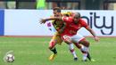 Bek Mitra Kukar, Jorge Gotor Blas berebut bola dengan gelandang Persija Bruno Da Silva Lopes saat laga lanjutan Liga 1 Indonesia di Stadion Patriot Candrabhaga, Bekasi, Minggu (14/5). Laga kedua tim berakhir imbang 1-1. (Liputan6.com/Helmi Fithriansyah)