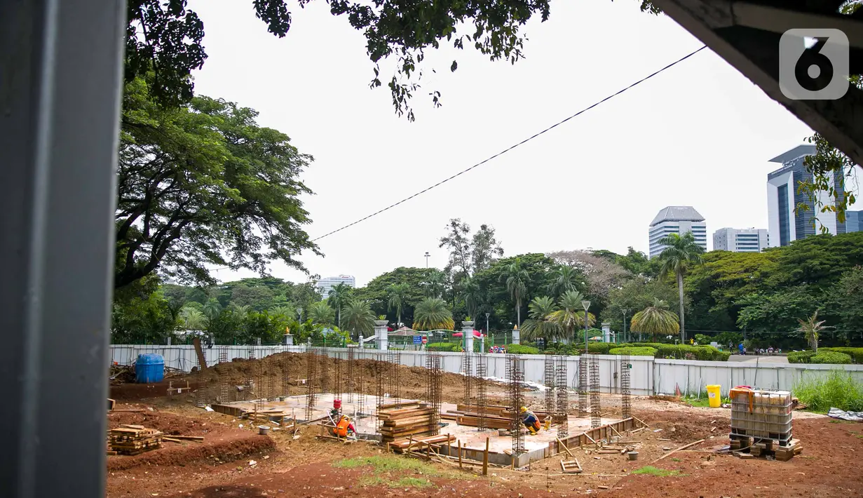 Suasana proyek pembangunan jalur MRT Jakarta fase II di kawasan Thamrin, Jakarta, Rabu (6/1/2021). Jalur MRT fase II tahap kedua (CP202) yaitu dari Harmoni-Mangga Besar juga diperkirakan akan mundur hingga Agustus 2027. (Liputan6.com/Faizal Fanani)