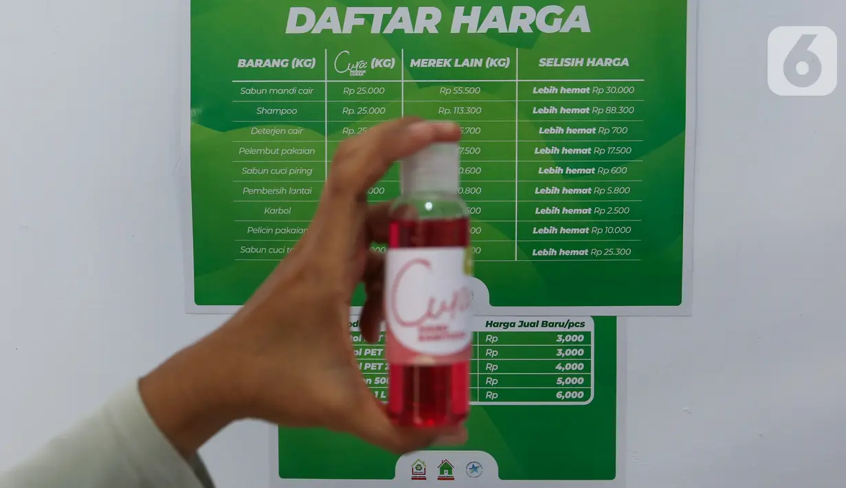 Poster daftar harga produk rumah tangga cairan kebersihan di Toko Cura Pulau Harapan, Kepulauan Seribu Jakarta, Sabtu (22/5/2021). Model Toko Cura ini dapat diadopsi oleh daerah tujuan wisata lainnya guna mengurangi permasalahan sampah plastik. (Liputan6.com/Fery Pradolo)