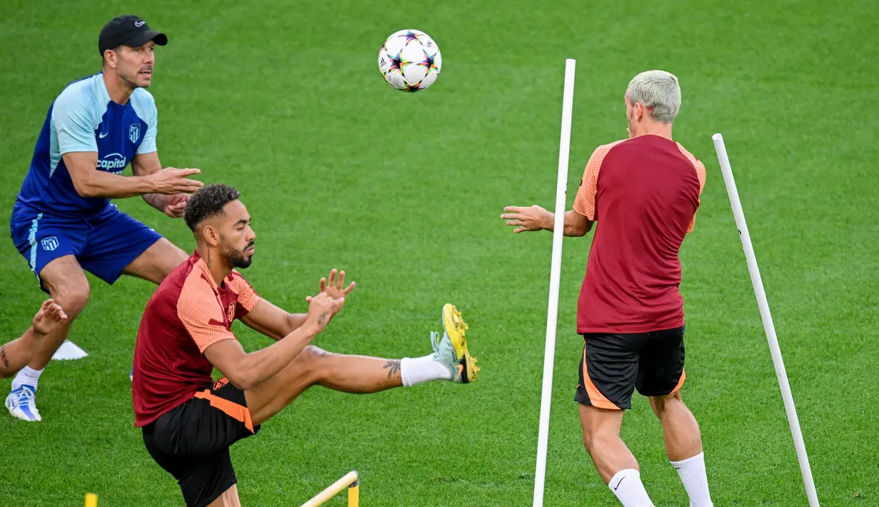 Pelatih Atletico Madrid Diego Simeone (kiri) dan penyerang Atletico Madrid Antoine Griezmann (kanan)menghadiri sesi latihan di Leverkusen, Jerman barat, Senin (12/9/2022). Atletico Madrid akan menantang tuan rumah Bayern Leverkusen dalam lanjutan match day kedua Liga Champions 2022-2023 pada Rabu 14 September 2022 dini hari WIB di Bay Arena. (Photo by SASCHA SCHUERMANN / AFP)
