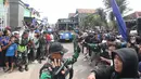 Bus Bandros tiba di rumah Bos Persib Bandung, Umuh Muchtar di Tanjungsari, Sumedang, Sabtu (2/6/2024). (Bola.com/M Iqbal Ichsan)