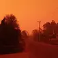 Potret Langit Merah di Jambi Akibat Kabut Asap, Siang Gelap Bak Malam Hari (Liputan6/Gresi Plasmanto)