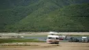 Lahan kering dan retak terlihat di Waduk Boca yang memasok air ke kota utara Monterrey yang hampir kering karena bagian utara Meksiko terkena kekeringan hebat, di Santiago, Meksiko (9/7/2022). Ribuan rumah tidak menerima air selama berminggu-minggu akibat kekeringan hebat tersebut. (AP Photo/Fernando Llano)