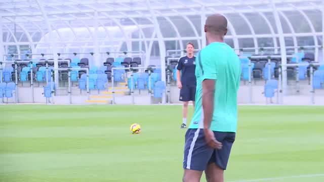 Vincent Kompany bek sekaligus kapten Manchester City berlatih tenik cetak gol hebat dengan giat.