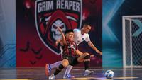 Pemain Grim Reaper, Sanjaya (kiri) berebut bola dengan pemain Lynx Hunters, Adom dalam laga Futsal X Series 2 di GOR UNJ, Rawamangun, Jakarta, Sabtu (17/01/2026). (Bola.com/Bagaskara Lazuardi)
